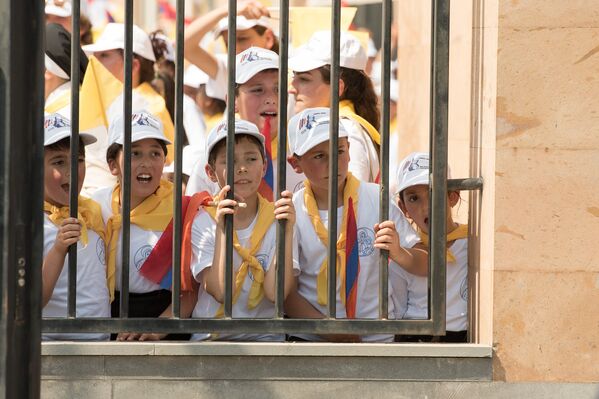 Арменские дети приветствует Папу Римского - Sputnik Армения