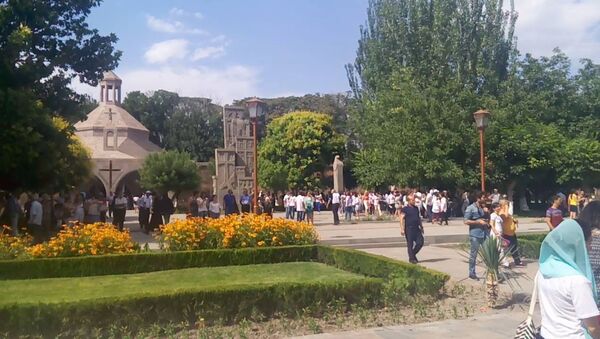 Собравшиеся в Эчмиадзине люди высказывают свое мнение по поводу визита Папы - Sputnik Армения