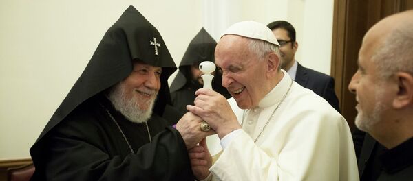 Подарок Католикоса всех армян Папе Римскому Подарок Католикоса всех армян Папе Римскому - Sputnik Армения