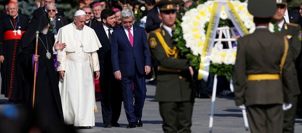 Папа Римский Франциск возложил цветы к Мемориалу жертв геноцида армян - Sputnik Армения