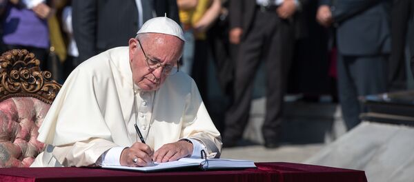 Папа Римский посетил Мемориал жертв Геноцида армян Папа Римский посетил Мемориал жертв Геноцида армян - Sputnik Армения