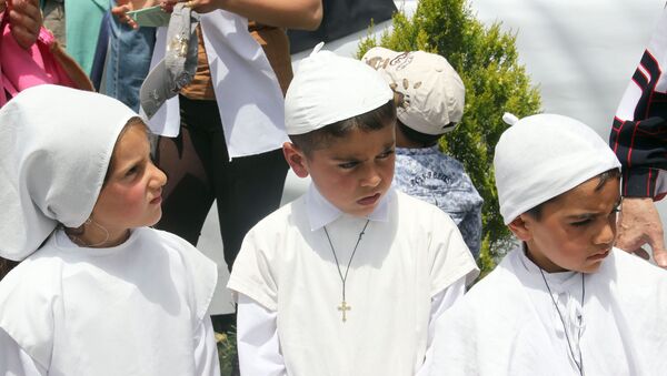 Армянские дети в одежде Папы Римского в ожидании понтифика. Гюмри - Sputnik Արմենիա