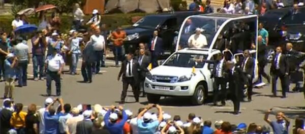 Գյումրիում Հռոմի պապը շրջել է պապամոբիլով և օրհնել քրիստոնյաներին - Sputnik Արմենիա