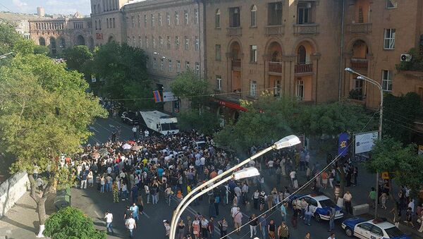 Ереванцы собираются на экуменическую церемонию и совместную молитву за мир Папы Римского и Католикоса Гарегина II на площади Республики - Sputnik Արմենիա