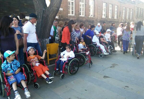 В Гюмри Папа Римский благословил детей с аутизмом В Гюмри Папа Римский благословил детей с аутизмом - Sputnik Армения