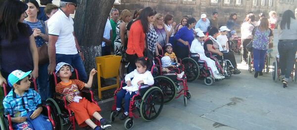 В Гюмри Папа Римский благословил детей с аутизмом В Гюмри Папа Римский благословил детей с аутизмом - Sputnik Армения