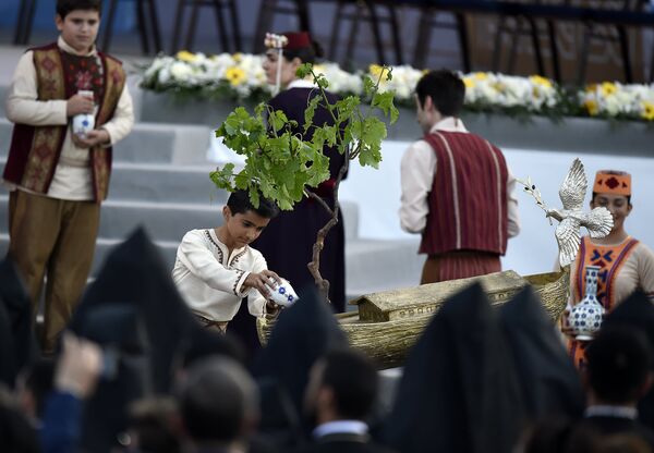 Ноев Ковчег на Площади Республики во время экуменической церемонии и совместной молитвы за мир Папы Римского и Католикоса Гарегина II Ноев Ковчег на Площади Республики во время экуменической церемонии и совместной молитвы за мир Папы Римского и Католикоса Гарегина II - Sputnik Армения