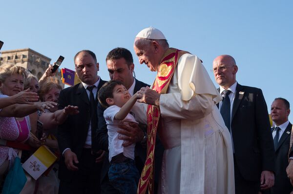 Экуменическая церемония и совместная молитва за мир Папы Римского и Католикоса Гарегина II на площади Республики - Sputnik Армения