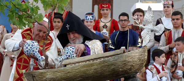 Папа Римский Франциск получил в дар миниатюру Ноева-Ковчега с землей из разных уголков мира, куда оказались заброшены армяне после геноцида. - Sputnik Армения