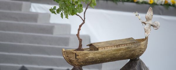 Папа Римский Франциск получил в дар миниатюру Ноева-Ковчега с землей из разных уголков мира, куда оказались заброшены армяне после геноцида. Папа Римский Франциск получил в дар миниатюру Ноева-Ковчега с землей из разных уголков мира, куда оказались заброшены армяне после геноцида. - Sputnik Արմենիա