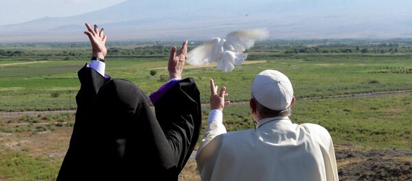 Папа Римский выпустил белых голубей на армяно-турецкой границе - Sputnik Армения