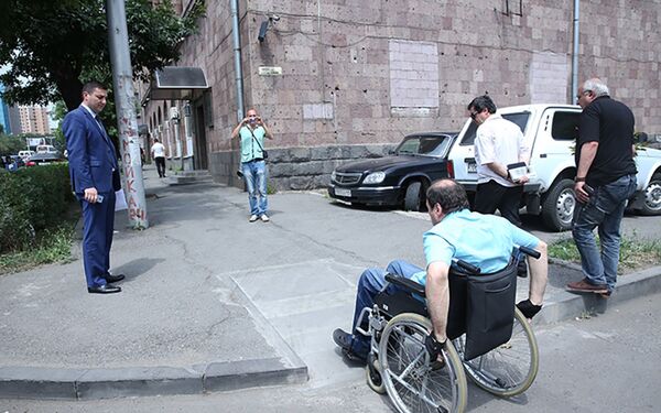 Мэрия Еревана проверила пандусы для людей с ограниченными возможностями  - Sputnik Արմենիա
