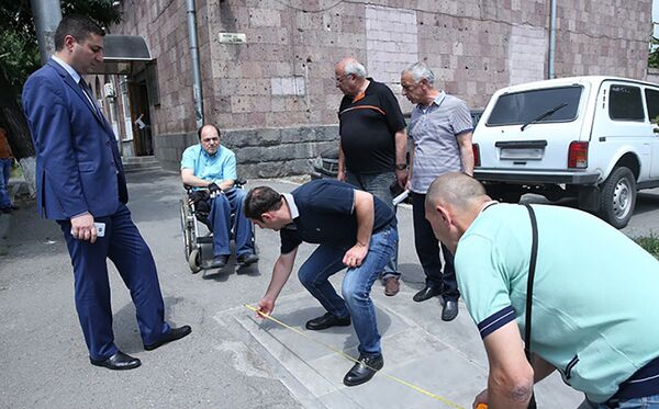 Мэрия Еревана проверила пандусы для людей с ограниченными возможностями  - Sputnik Արմենիա