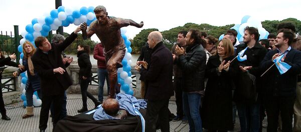 СПУТНИК_Месси в бронзе: статую аргентинского футболиста установили в Буэнос-Айресе СПУТНИК_Месси в бронзе: статую аргентинского футболиста установили в Буэнос-Айресе - Sputnik Армения