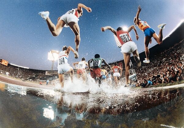 Участники бега на 3000 метров с препятствиями во время соревнований на XXII Олимпийских играх в Москве. - Sputnik Армения