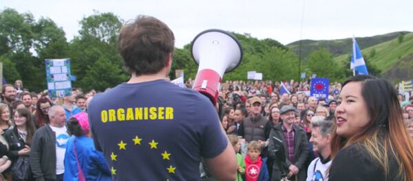 СПУТНИК_Сотни шотландцев с проевропейскими лозунгами митинговали против Brexit СПУТНИК_Сотни шотландцев с проевропейскими лозунгами митинговали против Brexit - Sputnik Армения