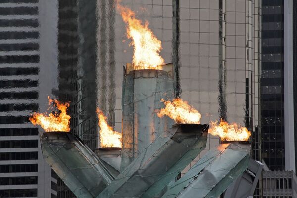 Олимпийский огонь, зажженный после торжественной церемонии открытия ХХI зимних Олимпийских игр, рядом с Международным Телерадиовещательным Центром (International Broadcast Centre) на площади Jack Poole Plaza в Ванкувере. - Sputnik Армения