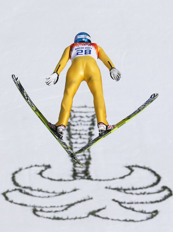 Илкка Херола (Финляндия) во время прыжка со среднего трамплина (К-95) в индивидуальных соревнованиях по лыжному двоеборью на ХХII зимних Олимпийских играх в Сочи. - Sputnik Армения