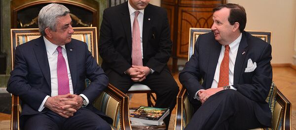 Президент Серж Саргсян по случаю Дня Независимости Соединенных Штатов Америки сегодня посетил резиденцию посла США в Армении. Президент Серж Саргсян по случаю Дня Независимости Соединенных Штатов Америки сегодня посетил резиденцию посла США в Армении. - Sputnik Արմենիա