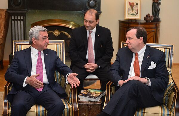 Президент Серж Саргсян по случаю Дня Независимости Соединенных Штатов Америки сегодня посетил резиденцию посла США в Армении. Президент Серж Саргсян по случаю Дня Независимости Соединенных Штатов Америки сегодня посетил резиденцию посла США в Армении. - Sputnik Армения