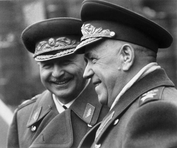 Маршалы Советского Союза Георгий Жуков (справа) и Иван Баграмян (слева) Маршалы Советского Союза Георгий Жуков (справа) и Иван Баграмян (слева) - Sputnik Արմենիա