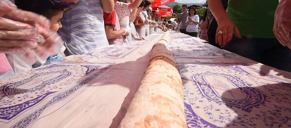 Посол Швейцарии принял участиe в приготовлении самого большого в мире армянского бртуча - Sputnik Армения