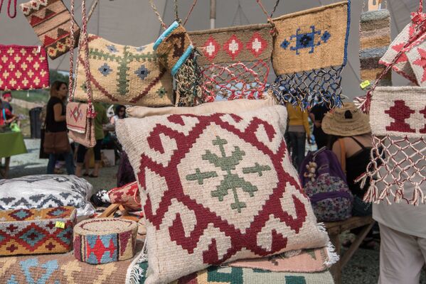 Handmade-подушки и различные изделия на фестивале HayBuis в Енокаване - Sputnik Армения