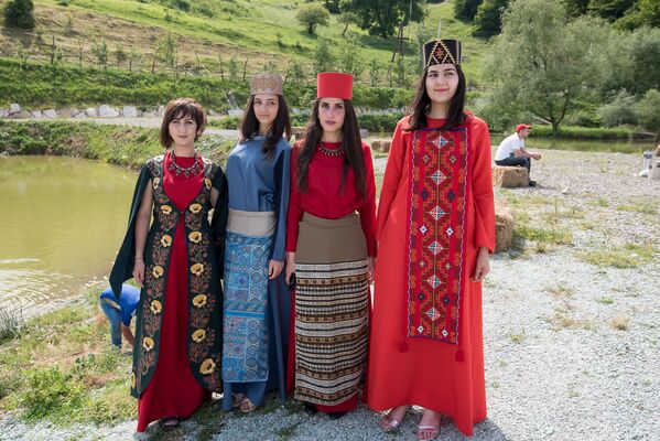 Представление армянских национальных таразов культурного дома Терьян - Sputnik Армения