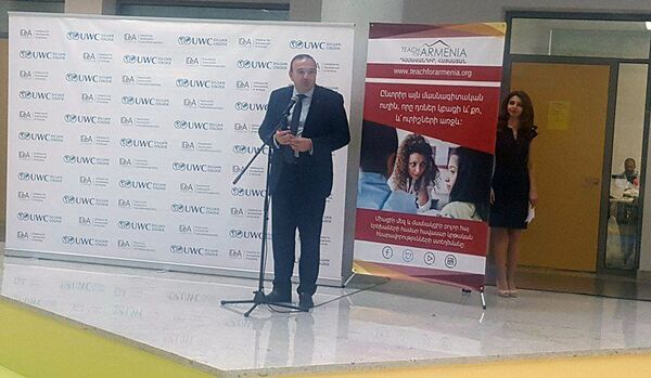 Министр культуры и образования РА Левон Мкртчян в международной школе UWC в Дилижане Министр культуры и образования РА Левон Мкртчян в международной школе UWC в Дилижане - Sputnik Արմենիա