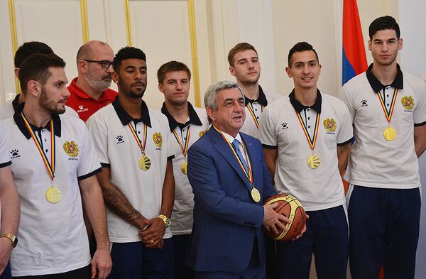Серж Саргсян принял членов сборной Армении по баскетболу (5 июля 2016). Еревaн Серж Саргсян принял членов сборной Армении по баскетболу (5 июля 2016). Еревaн - Sputnik Армения