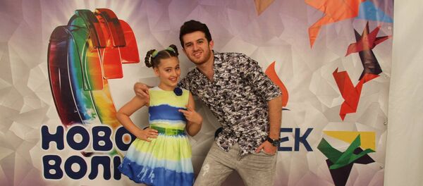 Певец, продюсер Григор Кекчян и его воспитанница Мери Кочарян на конкурсе Детская новая волна 2015 в Сочи Певец, продюсер Григор Кекчян и его воспитанница Мери Кочарян на конкурсе Детская новая волна 2015 в Сочи - Sputnik Армения