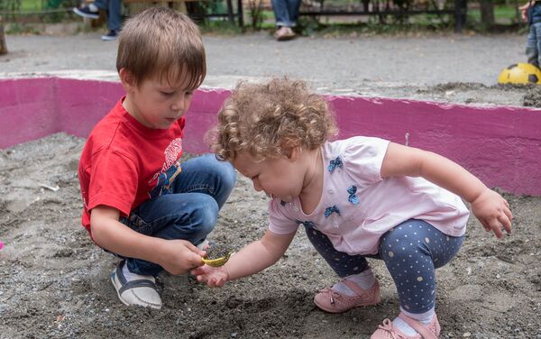 Парк влюбленных. Дети, играющие в песочнице - Sputnik Армения