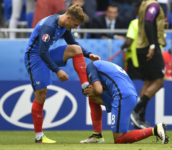 Нападающий сборной Франции Дмитрий Пайе целует ногу нападающего Антуана Гризмана - Sputnik Армения