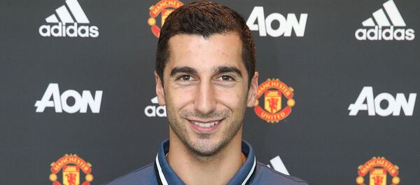 Генрих Мхитарян держит футболку своего нового футбольного клуба - Манчестера Юнайтеда Генрих Мхитарян держит футболку своего нового футбольного клуба - Манчестера Юнайтеда - Sputnik Արմենիա