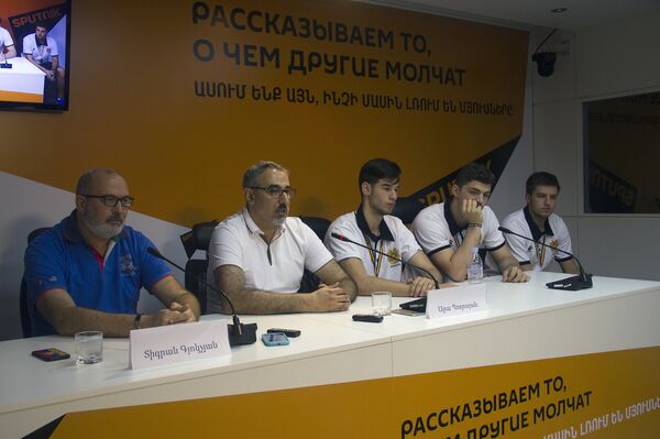 Команда Армении по баскетболу в пресс-центре Sputnik Армения - Sputnik Армения