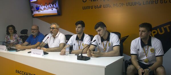 Команда Армении по баскетболу в пресс-центре Sputnik Армения Команда Армении по баскетболу в пресс-центре Sputnik Армения - Sputnik Արմենիա