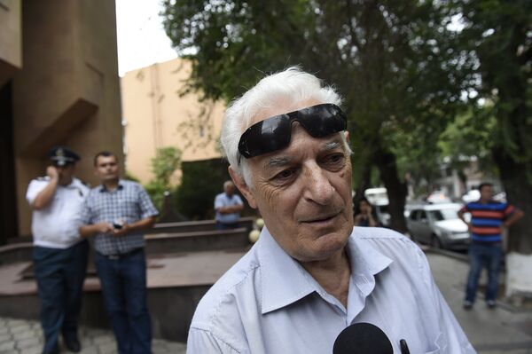 Акция протеста против демонтажа старого здания аэропорта Звартноц Акция протеста против демонтажа старого здания аэропорта Звартноц - Sputnik Армения