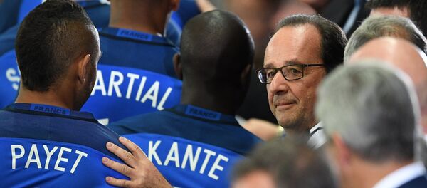 Президент Франции Франсуа Олланд и гроки сборной Франции Президент Франции Франсуа Олланд и гроки сборной Франции - Sputnik Армения