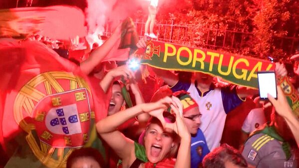 СПУТНИК_Ликующие португальцы и грустные французы в Париже после финала Евро-2016 - Sputnik Армения