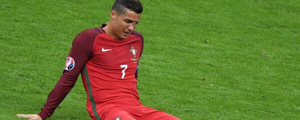 Игрок сборной Португалии Криштиану Роналду и мотылек - Sputnik Армения