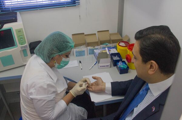 Министр здравоохранения Армен Мурадян сдает кровь Министр здравоохранения Армен Мурадян сдает кровь - Sputnik Армения