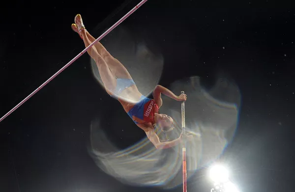 Российская спортсменка Елена Исинбаева во время финальных соревнований по прыжкам с шестом на XXX летних Олимпийских играх в Лондоне. - Sputnik Армения