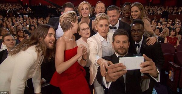 Селфи ведущей Оскара Эллен Дедженерес   - Sputnik Армения