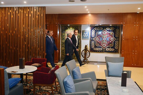 Президент Армении Серж Саргсян присутствовал на церемонии открытия гостиницы Radisson Blu Hotel Yerevan (12 июля 2016). Еревaн Президент Армении Серж Саргсян присутствовал на церемонии открытия гостиницы Radisson Blu Hotel Yerevan (12 июля 2016). Еревaн - Sputnik Արմենիա