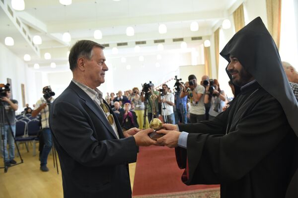 Роману Балаяну вручили награду  Егици луйс  - Sputnik Армения