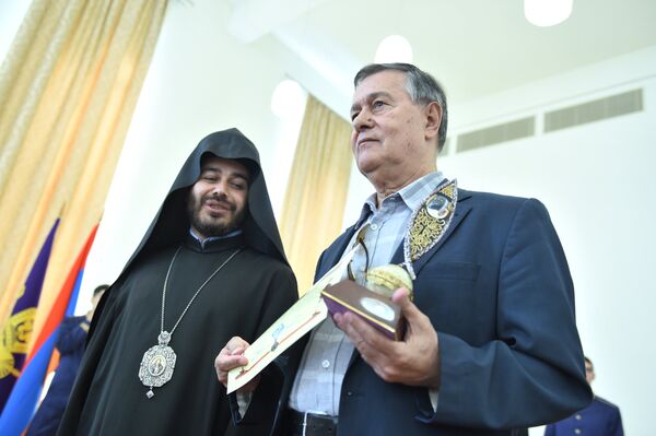 Епископ Геворк Сароян и режиссер Роман Балаян - Sputnik Արմենիա