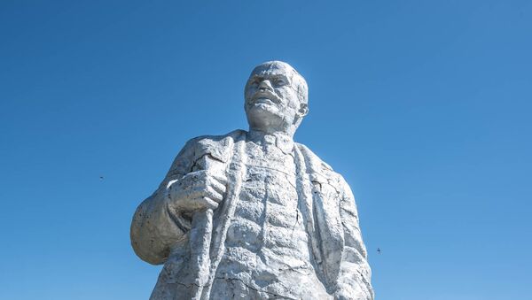 Памятник Ленину на пограничной заставе в селе Ахурик - Sputnik Армения