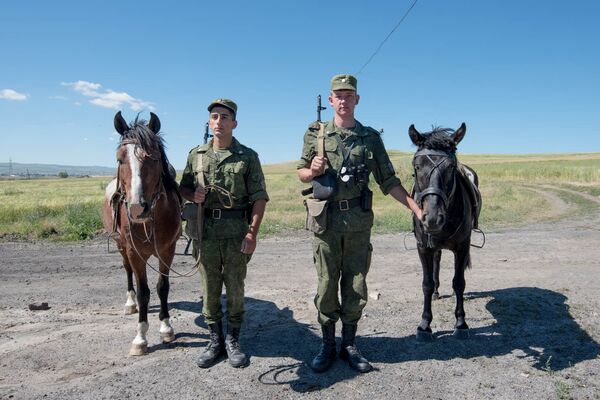 Российские пограничники на армяно-турецкой границе - Sputnik Армения