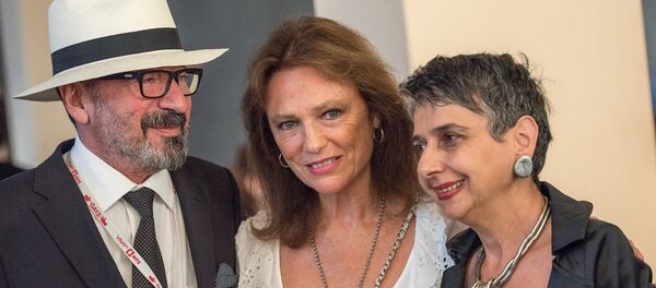 Арутюн Хачатрян, Жаклин Биссет и Марина Алес Арутюн Хачатрян, Жаклин Биссет и Марина Алес - Sputnik Արմենիա