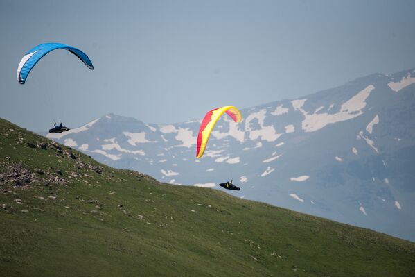 Чаще всего пилоты стартуют на склонах холмов, сопок или гор, строго против ветра - Sputnik Армения